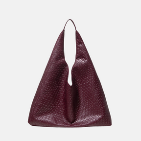 Bolsa estilo hobo em tom vinho, com textura trançada e alça única, ideal para um visual sofisticado e contemporâneo.